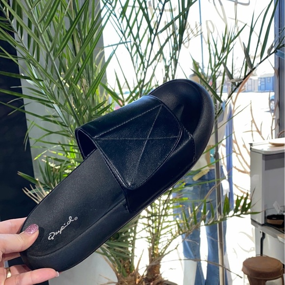 Qupid Chelsea Slide Sandals Black New - Picture 2 of 4
